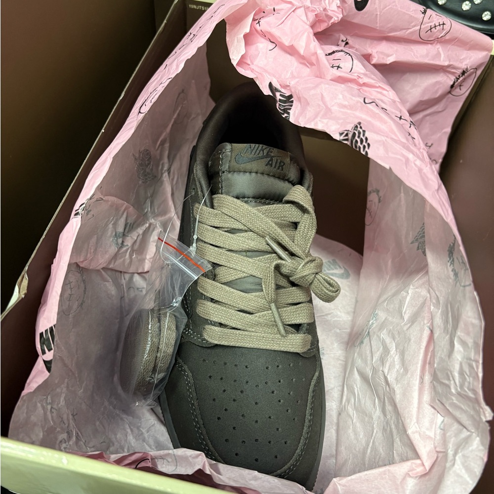 Nike Black and Brown Suede Sneakers Low-Top Design - Picture 6 of 6